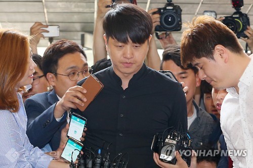 ▲ 개그맨 유상무가 31일 오전 성폭행 미수 피의자 신분으로 조사를 받기 위해 서울 강남경찰서로 들어서고 있다./연합뉴스