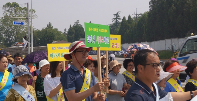 ▲ 결의대회 참석자들이 “질높은 서비스 제공” 문구 등이 적힌 피켓을 들고 거리행진을 하고 있다.