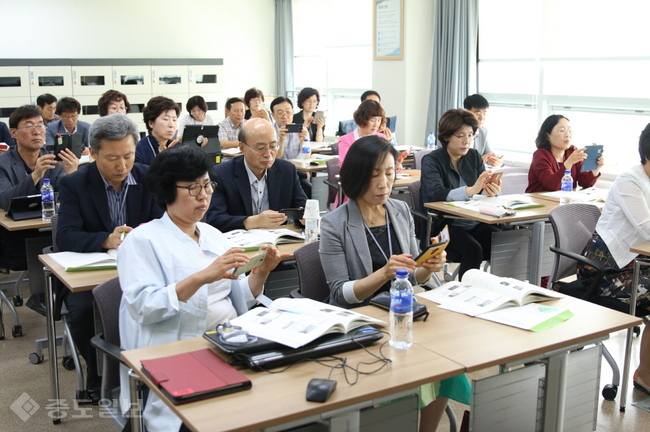 ▲ 충남지역 교장선생님들이 1일 스마트폰 활용 교육에서 동영상 만들기 실습에 열중하고 있다.