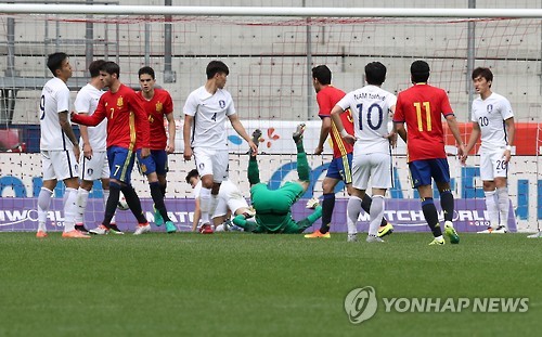 ▲  2일 오전(한국시간) 오스트리아 잘츠부르크 레드불 아레나에서 열린 축구 국가대표팀 한국 대 스페인의 친선경기. 한국이 스페인 알바로 모라타의 헤딩슛으로 네번째 실점을 한 뒤 아쉬워하고 있다./연합뉴스