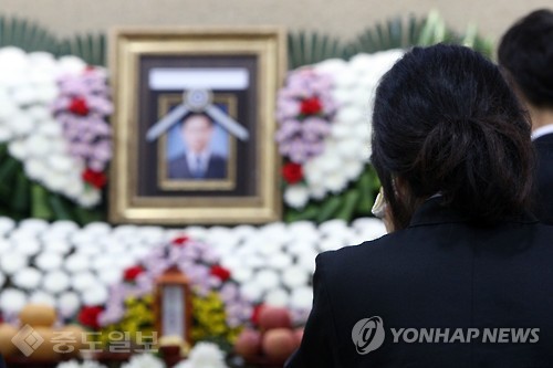 ▲  아파트 20층에서 뛰어내린 공무원시험 준비생과 부딪혀 숨진 전남 곡성군 양대진(38) 주무관의 발인식이 열린 3일 오전 광주 북구 각화동의 장례식장에서 고인의 아내가 영정을 바라보며 눈물 훔치고 있다./연합뉴스