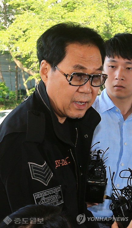 ▲ 대작 의혹으로 검찰조사를 받게 된 가수 조영남씨가 3일 오전 춘천지방검찰청 속초지청에 출석하며 취재진에 심경을 밝히고 있다./연합뉴스