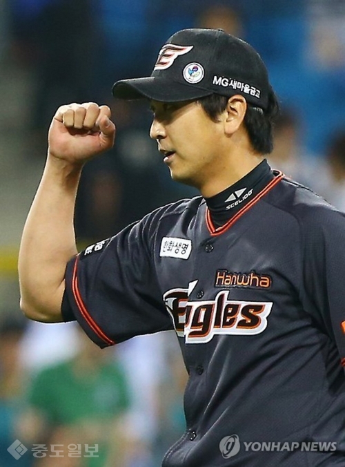 ▲ 12회말 마지막 아웃카운트를 잡은 심수창이 환호하고 있다. 사진제공=연합뉴스 ▲ 12회말 마지막 아웃카운트를 잡은 심수창이 환호하고 있다. 사진제공=연합뉴스