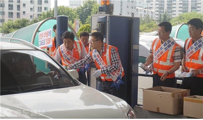 ▲ 한국도로공사 대전충청본부(본부장 이상준)는 3일 대전톨게이트에서 전좌석 안전띠 착용 캠페인을 실시했다. 