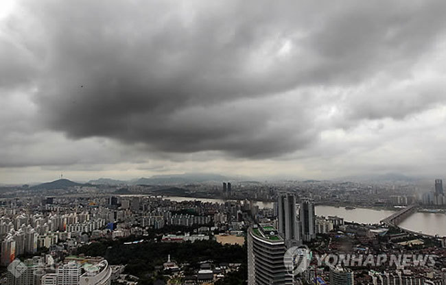 ▲ 전국이 먹구름이 낀 날씨를 보이고 있다./사진=연합db 