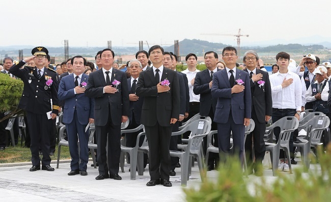 ▲ 충남도는 6일 제61회 현충일을 맞아 호국영령과 순국선열의 희생정신을 기리고, 미래 평화와 번영을 기원하는 추념식을 내포신도시 충남보훈공원에서 엄수했다. 