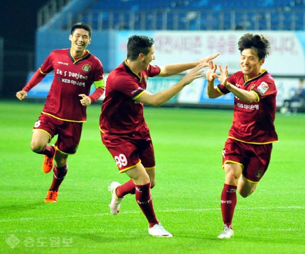 ▲ 후반 2분 골을 터트린 김선민이 구스타보와 골세레모니를 펼치고 있다. ▲ 후반 2분 골을 터트린 김선민이 구스타보와 골세레모니를 펼치고 있다.