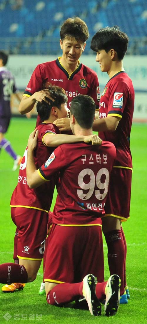 ▲ 눈빛보아도 마음이 통한다는 김선민과 황인범 ▲ 눈빛보아도 마음이 통한다는 김선민과 황인범