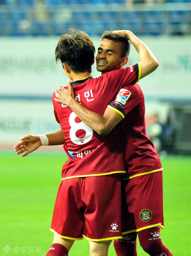 ▲ 김선민이 시즌 1호골을 어시스트한 완델손과 기쁨을 나두고 있다. ▲ 김선민이 시즌 1호골을 어시스트한 완델손과 기쁨을 나두고 있다.