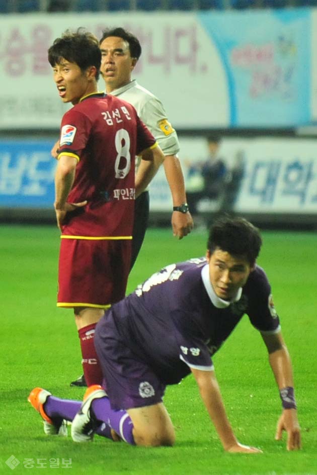 ▲ 안양에게 동점골을 허용한 직후 김선민에게 찾아온 동점기회 그러나 공은 아쉽게 골대를 살짝 비켜가고... 김선민이 허무한 표정을 감추지 못하고 있다. ▲ 안양에게 동점골을 허용한 직후 김선민에게 찾아온 동점기회 그러나 공은 아쉽게 골대를 살짝 비켜가고... 김선민이 허무한 표정을 감추지 못하고 있다.