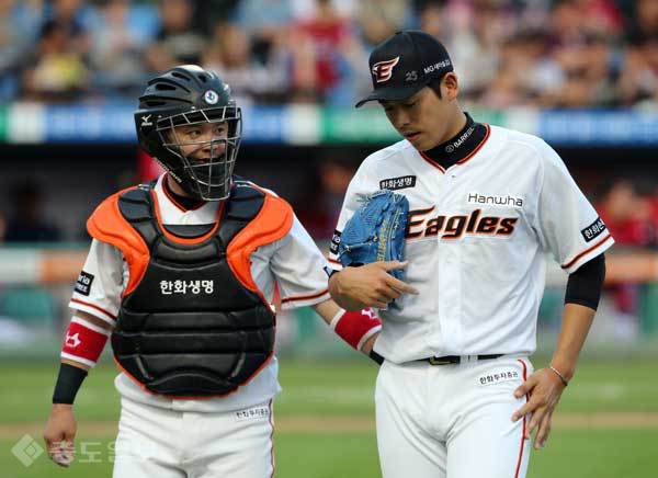 ▲ 포수 차일목과 이야기 하고 있는 투수 이태양 = 한화 이글스 제공