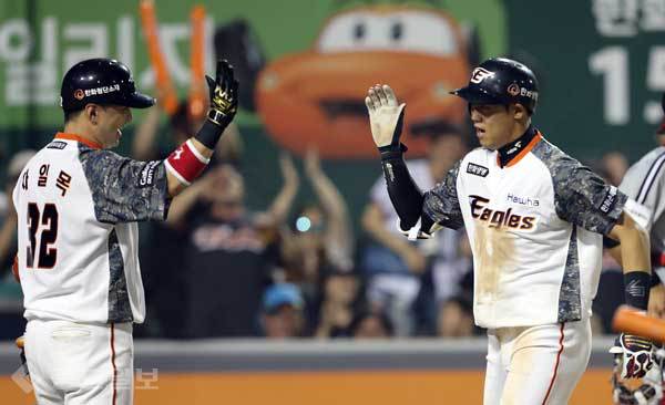 ▲ 7회말 솔로홈런을 터트린 후 차일목과 하이파이브를 하고 있는 하주석 선수 = 한화이글스 제공
