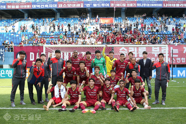 ▲ 사진은 5월 14일 경남전에서 3-1 승리 후 찍은 단체사진. 팬들은 이런 사진이 더 많아지길 바라는 마음으로 끝까지 응원하고 있다. 사진제공=대전시티즌