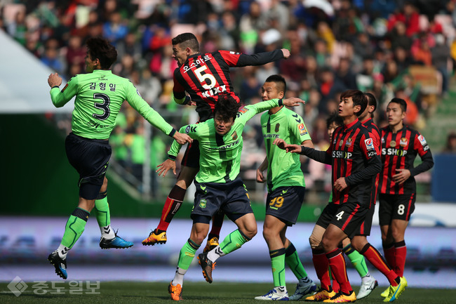 ▲ 사진은 전북현대와 FC서울의 경기 모습. 한국프로축구연맹 제공