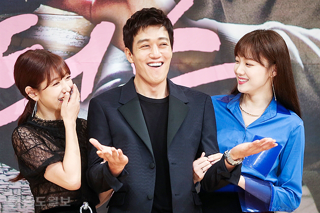 ▲ 배우 박신혜, 김래원, 이성경이 15일 오후 서울 양천구 목동 SBS사옥에서 열린 새 월화드라마 '닥터스' 제작발표회에서 포즈를 취하고 있다. ▲ 배우 박신혜, 김래원, 이성경이 15일 오후 서울 양천구 목동 SBS사옥에서 열린 새 월화드라마 '닥터스' 제작발표회에서 포즈를 취하고 있다.