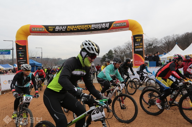 ▲ 지난해 12월 행정중심복합도시 원수산 산악자전거(MTB)공원에서 개최된 '원수산 산악자전거 한마당축제'에서 참가한 선수들이 힘차게 페달을 밟고 있다. 행복청 제공.