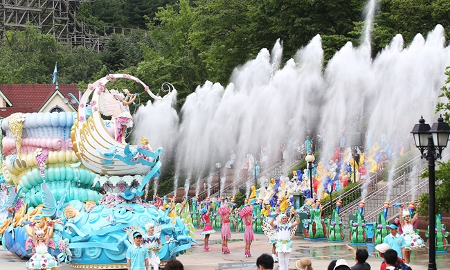 ▲16일 오후 경기도 용인시 에버랜드에서 열린 여름 축제 '썸머 스플래쉬'(Summer Splash)에서 '잭의 스플래쉬 퍼레이드'가 진행되고 있다. 연합뉴스