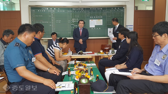 ▲ 김지철 충남교육감이 20일 교육환경 및 관사 안전 점검을 위해 찾은 보령 삽시도 오천초 삽시분교에서 학부모 및 경찰관 등과 의견을 나누고 있다.