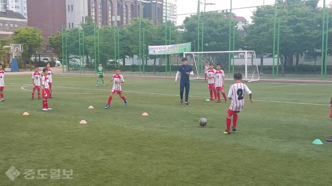 ▲ 문화초 축구부 학생들이 훈련을 받고 있는 모습.