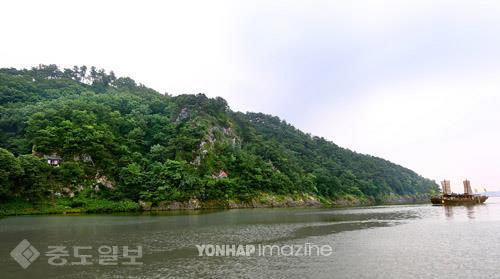 ▲ 백제 유적지 부소산과 낙화암
<br />낙화암 아래 백마강을 따라 황포돛배가 유유히 떠가고 있다./사진=연합 DB ▲ 백제 유적지 부소산과 낙화암
<br />낙화암 아래 백마강을 따라 황포돛배가 유유히 떠가고 있다./사진=연합 DB