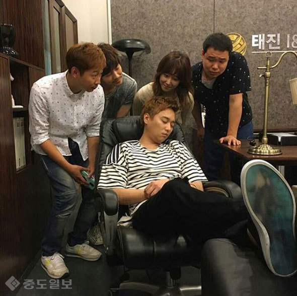 ▲ 허정민 인스타그램/ 언제 이러고 사라진거야 눈떠 보니 나혼자 남아있었고 이사진만 덩그러니 카톡으로 날라옴 #개피곤 #또오해영 #박훈 #오해영 #기태 #상석 #이준 오늘은 #또요일