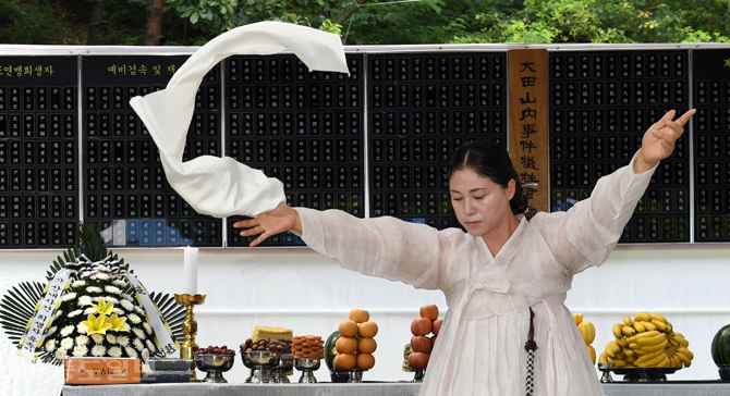 ▲ 제66주기 17차 대전산내학살사건 희생자 합동위령제가 27일 대전 동구 골령골 추모공원에서 열려 전연순 금비예술단원이 진혼무를 추고 있다. 이성희 기자 token77@