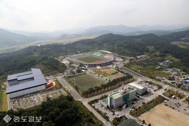 ▲ 이순신 종합운동장과 빙상장 