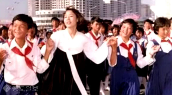 ▲ 밀입북한 임수경이 북한 청년들과 춤을 추고있는 모습/사진=유튜브