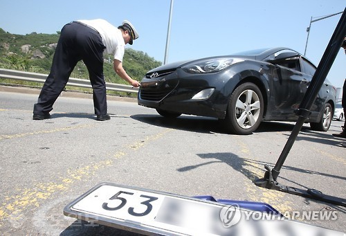 ▲ 자동차세 체납 차량 단속 모습. /연합뉴스 자료사진 ▲ 자동차세 체납 차량 단속 모습. /연합뉴스 자료사진