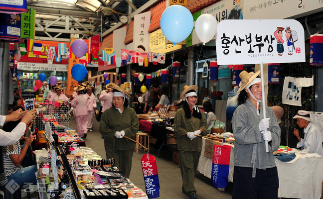 ▲ '보부상, 문화를 입히다' 행사가 부여 중앙시장에서 펼쳐져 저산팔읍 상무사와 예덕상무사 회원들이 충남보부상 화합의 장을 펼치며 입장하고 있다. 