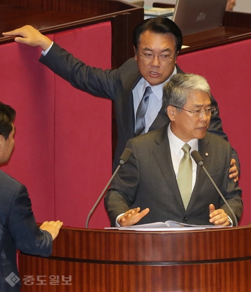 ▲  새누리당 정진석 원내대표가 5일 오전 국회 본회의장에서 국민의당 김동철 의원을 진정시키고 있다. 이날 김동철 의원의 대정부 질문 때 새누리당 이장우 의원이 김동철 의원의 질문을 방해하는 발언을 하자 김동철 의원이 이에 반발하며 양측은 고성이 오갔다./연합뉴스