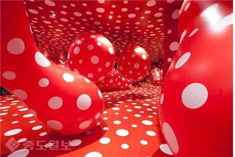 ▲ <점에 대한 집착>, 쿠사마, 2011 ▲ <점에 대한 집착>, 쿠사마, 2011