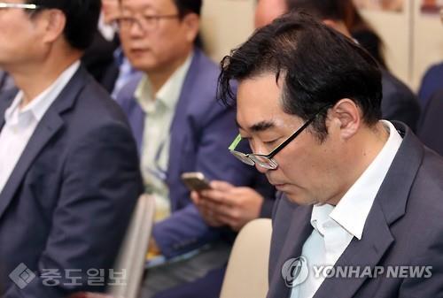 ▲ 나향욱 교육부 정책기획관이 11일 국회 교육문화체육관광위원회에 출석해 기자들과의 저녁 자리에서 '민중은 개·돼지'라고 한 발언과 관련해 사과했다./사진=연합 DB ▲ 나향욱 교육부 정책기획관이 11일 국회 교육문화체육관광위원회에 출석해 기자들과의 저녁 자리에서 '민중은 개·돼지'라고 한 발언과 관련해 사과했다./사진=연합 DB