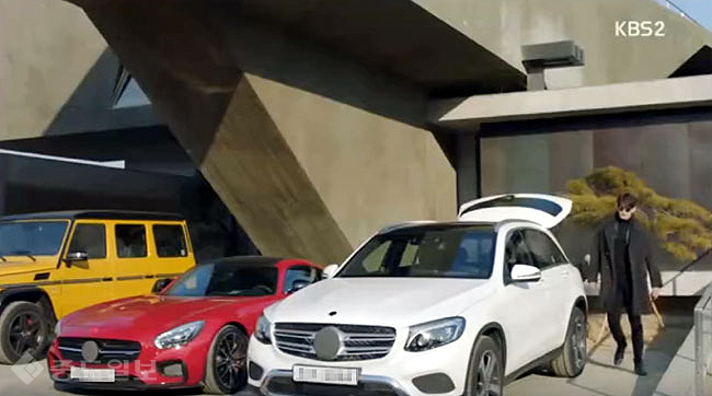 ▲함부로 애틋하게 1화 속 김우빈의 애마들. 모두 벤츠 차량이다. 함부로 애틋하게 1화 캡쳐. ▲함부로 애틋하게 1화 속 김우빈의 애마들. 모두 벤츠 차량이다. 함부로 애틋하게 1화 캡쳐.