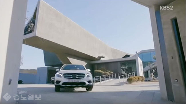 ▲집을 나서는 2016 벤츠 GLC클래스. 함부로 애틋하게 1화 캡쳐. ▲집을 나서는 2016 벤츠 GLC클래스. 함부로 애틋하게 1화 캡쳐.