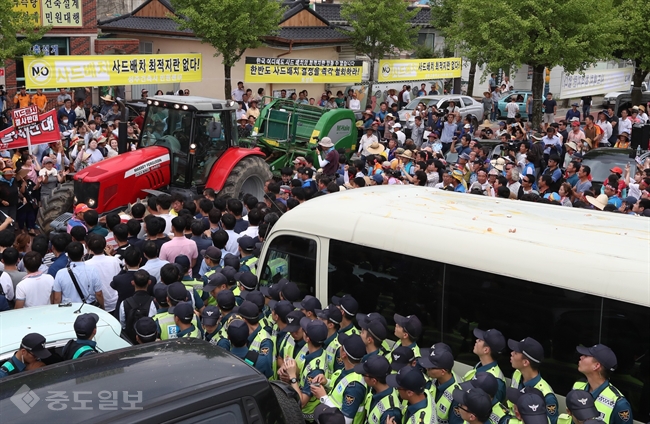 ▲ 15일 사드(고고도미사일방어체계·THAAD) 배치 관련 주민설명회를 위해 경북 성주군청을 방문한 황교안 국무총리 일행이 탄 버스가 주민들과 트랙터에 막혀 있다./연합뉴스