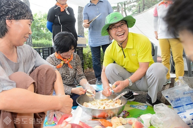 ▲ 지난해 열린 제13회 세종조치원 복숭아 축제에서 이춘희 세종시장이 시식용 복숭아를 손질하고 있다. 세종시청 제공