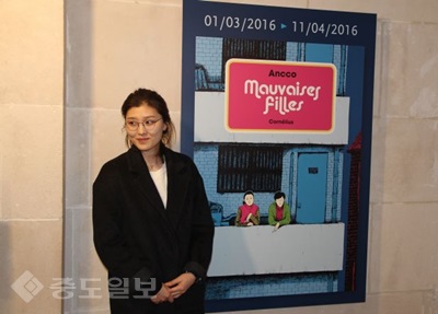 ▲ '나쁜 친구들' 전시장 입구에 선 앙꼬 작가/출처=독서신문 ▲ '나쁜 친구들' 전시장 입구에 선 앙꼬 작가/출처=독서신문