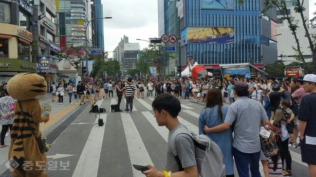 ▲ 서울 신촌 연세로 대중교통지구에서 열리는 문화공연