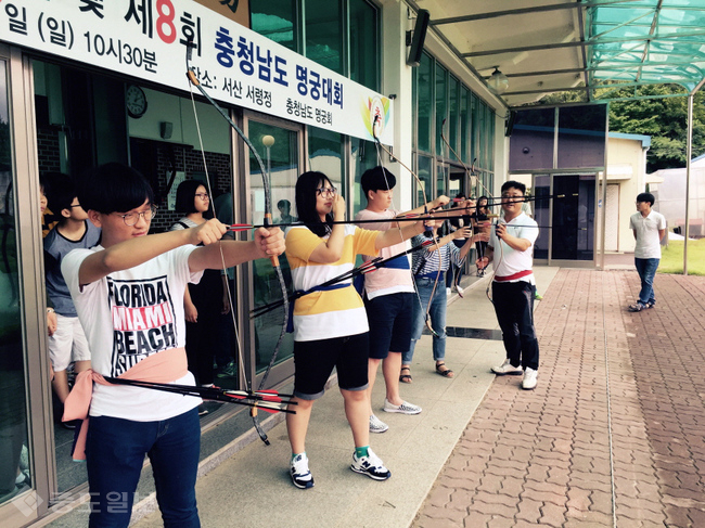 ▲ 탈북학생들이 국궁 체험을 하고 있다./충남교육청 제공.