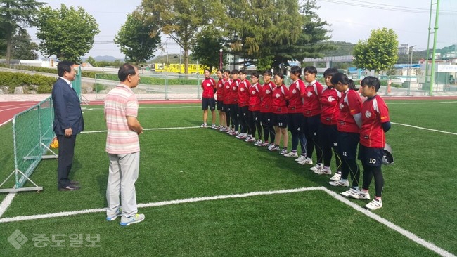 ▲ 임종열 시체육회 사무처장과 김근수 교장이 선수들을 격려하고 있는 모습.