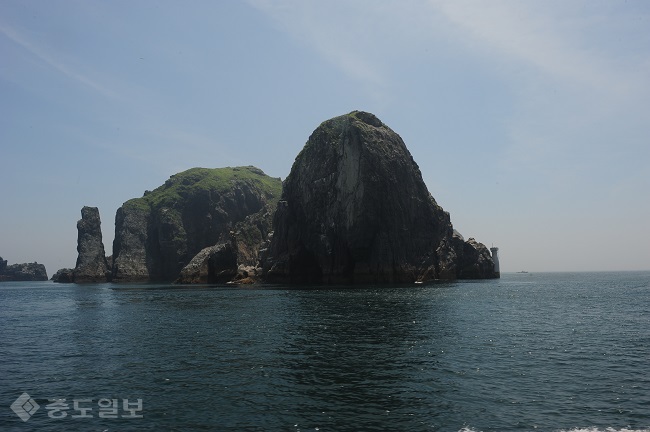 ▲ 우리나라 최서단 서격렬비열도. 이곳에는 서쪽끝을 가리키는 영해기점이 설치돼 있다. 영토수호와 어족자원 보호를 위해 국가관리연안항 지정이 시급하다./사진=박갑순 기자