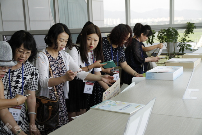 ▲ 충남유아교육진흥원의 학습자료를 살펴보는 중국 유아교사들./충남유아교육진흥원 제공.