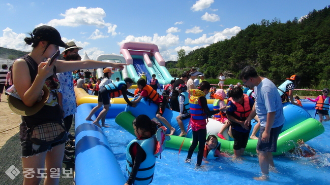 ▲ 去年举行的锦江浅水滩活动 ▲ 去年举行的锦江浅水滩活动