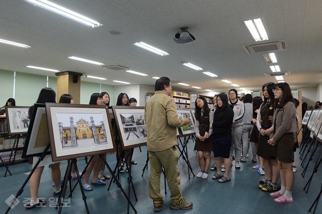 ▲서일여고에서 열린 ‘광복 70주년 대한민국 임시정부 발자취 사진전’ 에서 이용우 소장이 학생들에게 사진작품에 대해 설명하고 있다.