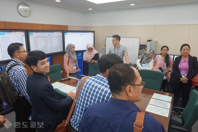 ▲ K-water는 지난 19일부터 아시아 7개국의 물관리 담당 고위공무원을 대상으로 대전 유성구에 있는 K-water교육원에서 수자원관리 과정 특별연수를 시행하고 있다.
<br />