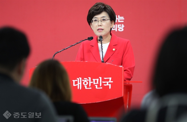 ▲ 새누리당 최연혜 비례대표 의원이 24일 서울 여의도 당사에서 8·9 전당대회 출마를 공식 선언하고 있다. /연합뉴스
