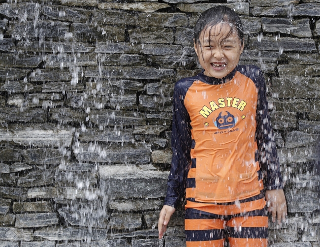 ▲무더위가 계속된 25일 서울 송파구 성내천물놀이장을 찾은 아이가 물놀이를 하며 더위를 식히고 있다. 연합뉴스