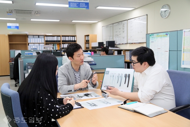 ▲ 단국대 링크사업단 교수가 가족회사에 제품 디자인 자문을 하고 있다. 