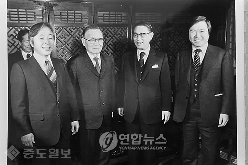 ▲ 윤보선 대통령과 포즈를 취하고 있는 김영삼(왼쪽부터), 윤보선, 양일동, 김대중/사진=연합 DB ▲ 윤보선 대통령과 포즈를 취하고 있는 김영삼(왼쪽부터), 윤보선, 양일동, 김대중/사진=연합 DB
